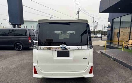 Toyota Voxy III, 2021 год, 1 896 000 рублей, 3 фотография