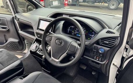 Toyota Voxy III, 2021 год, 1 896 000 рублей, 7 фотография