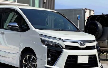 Toyota Voxy III, 2021 год, 1 994 000 рублей, 1 фотография