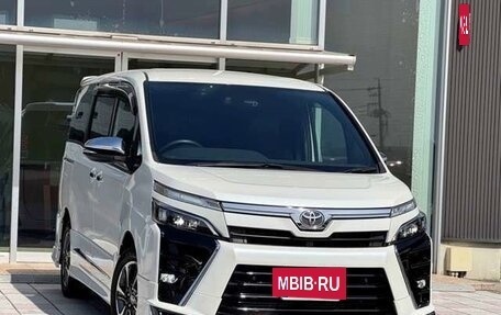 Toyota Voxy III, 2021 год, 1 994 000 рублей, 3 фотография