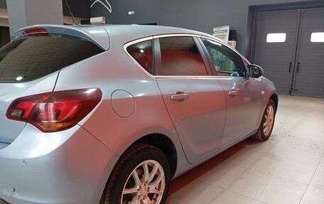 Opel Astra J, 2011 год, 635 250 рублей, 2 фотография
