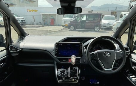 Toyota Voxy III, 2021 год, 1 810 000 рублей, 17 фотография