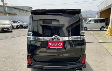 Toyota Voxy III, 2021 год, 1 810 000 рублей, 7 фотография
