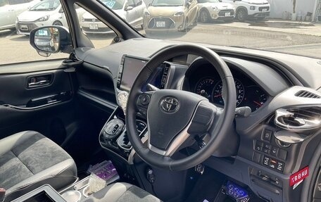 Toyota Voxy III, 2021 год, 1 810 000 рублей, 18 фотография
