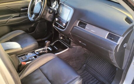 Mitsubishi Outlander III рестайлинг 3, 2020 год, 2 450 000 рублей, 5 фотография