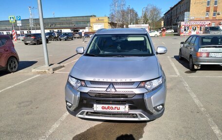 Mitsubishi Outlander III рестайлинг 3, 2020 год, 2 450 000 рублей, 4 фотография