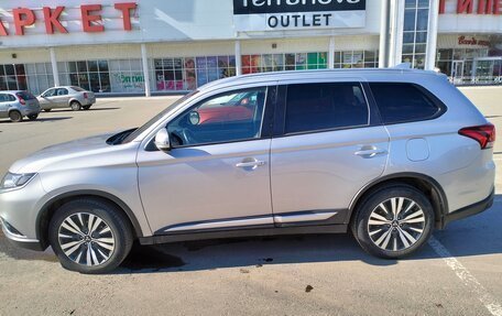 Mitsubishi Outlander III рестайлинг 3, 2020 год, 2 450 000 рублей, 17 фотография