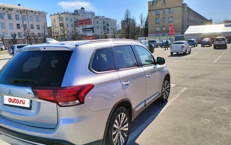Mitsubishi Outlander III рестайлинг 3, 2020 год, 2 450 000 рублей, 9 фотография
