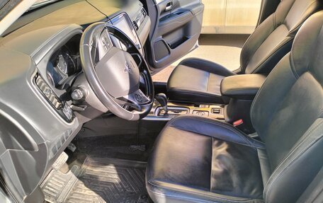 Mitsubishi Outlander III рестайлинг 3, 2020 год, 2 450 000 рублей, 16 фотография