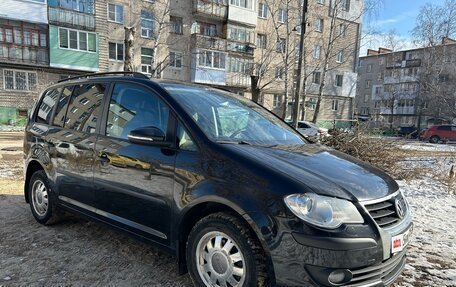 Volkswagen Touran III, 2010 год, 750 000 рублей, 1 фотография