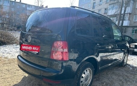 Volkswagen Touran III, 2010 год, 750 000 рублей, 2 фотография