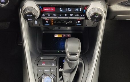 Toyota RAV4, 2025 год, 6 890 000 рублей, 23 фотография