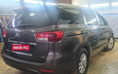 KIA Sedona III, 2016 год, 2 330 000 рублей, 3 фотография