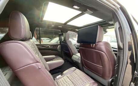 Cadillac Escalade V, 2023 год, 13 000 000 рублей, 18 фотография