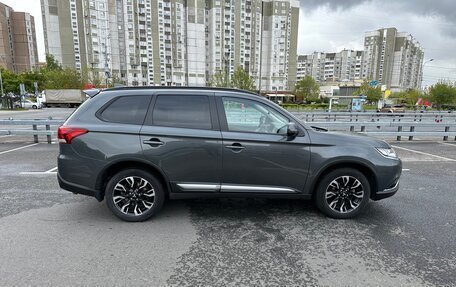 Mitsubishi Outlander III рестайлинг 3, 2022 год, 2 700 000 рублей, 4 фотография