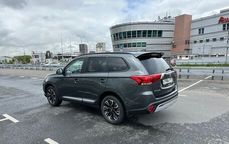 Mitsubishi Outlander III рестайлинг 3, 2022 год, 2 700 000 рублей, 7 фотография