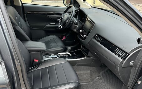 Mitsubishi Outlander III рестайлинг 3, 2022 год, 2 700 000 рублей, 13 фотография