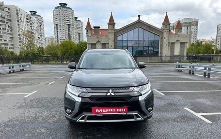 Mitsubishi Outlander III рестайлинг 3, 2022 год, 2 700 000 рублей, 2 фотография
