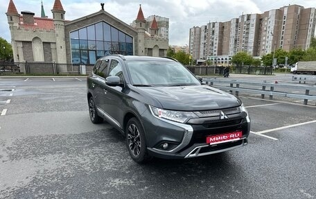 Mitsubishi Outlander III рестайлинг 3, 2022 год, 2 700 000 рублей, 3 фотография
