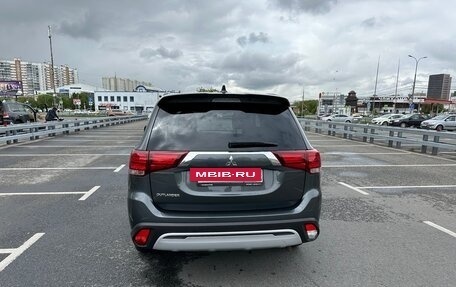 Mitsubishi Outlander III рестайлинг 3, 2022 год, 2 700 000 рублей, 6 фотография