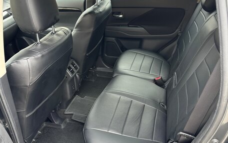 Mitsubishi Outlander III рестайлинг 3, 2022 год, 2 700 000 рублей, 15 фотография