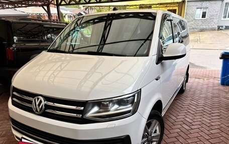 Volkswagen Multivan T6 рестайлинг, 2019 год, 3 900 000 рублей, 2 фотография