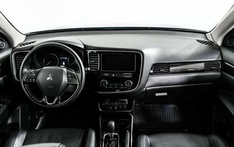 Mitsubishi Outlander III рестайлинг 3, 2018 год, 2 157 000 рублей, 11 фотография