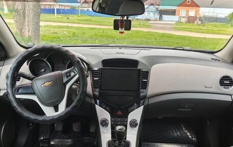 Chevrolet Cruze II, 2010 год, 750 000 рублей, 7 фотография