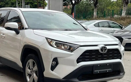 Toyota RAV4, 2021 год, 2 370 000 рублей, 2 фотография