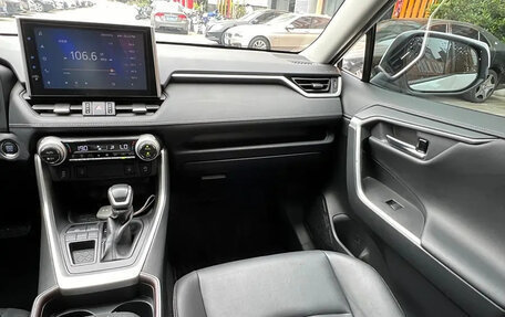 Toyota RAV4, 2021 год, 2 370 000 рублей, 9 фотография