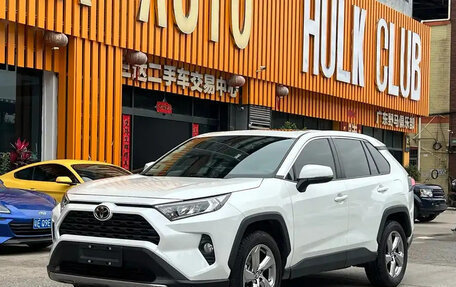 Toyota RAV4, 2021 год, 2 370 000 рублей, 13 фотография