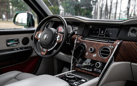 Rolls-Royce Cullinan, 2019 год, 28 000 000 рублей, 13 фотография