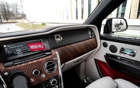 Rolls-Royce Cullinan, 2019 год, 28 000 000 рублей, 6 фотография