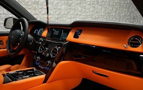 Rolls-Royce Cullinan, 2024 год, 47 000 000 рублей, 16 фотография