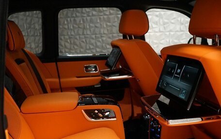 Rolls-Royce Cullinan, 2024 год, 47 000 000 рублей, 22 фотография