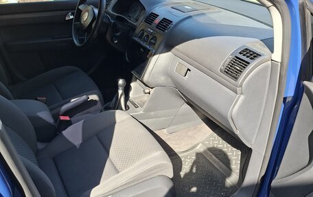 Volkswagen Touran III, 2004 год, 650 000 рублей, 5 фотография