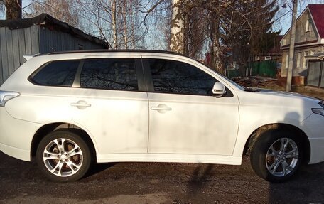 Mitsubishi Outlander III рестайлинг 3, 2014 год, 1 650 000 рублей, 11 фотография