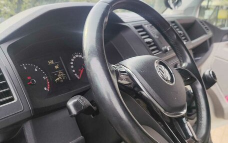 Volkswagen Caravelle T6 рестайлинг, 2017 год, 2 450 000 рублей, 8 фотография