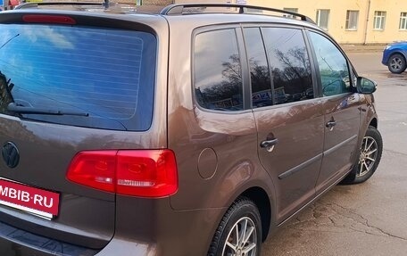 Volkswagen Touran III, 2010 год, 880 000 рублей, 3 фотография