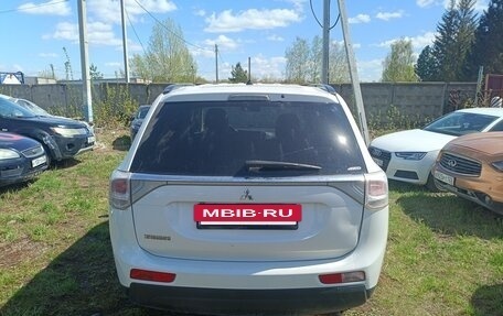 Mitsubishi Outlander III рестайлинг 3, 2013 год, 1 200 000 рублей, 4 фотография
