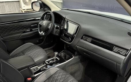 Mitsubishi Outlander III рестайлинг 3, 2022 год, 3 200 000 рублей, 10 фотография