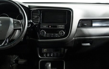 Mitsubishi Outlander III рестайлинг 3, 2019 год, 2 100 000 рублей, 10 фотография