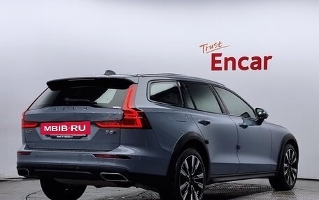 Volvo V60 Cross Country II, 2022 год, 3 430 000 рублей, 3 фотография