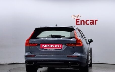Volvo V60 Cross Country II, 2022 год, 3 430 000 рублей, 4 фотография