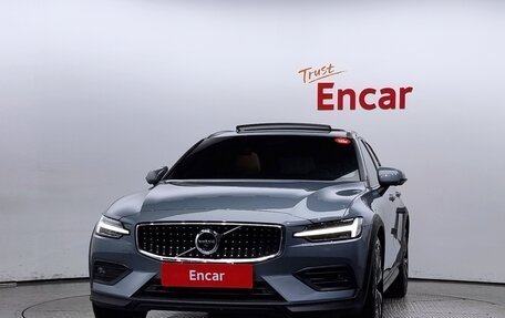 Volvo V60 Cross Country II, 2022 год, 3 430 000 рублей, 2 фотография