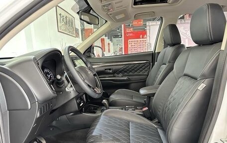 Mitsubishi Outlander III рестайлинг 3, 2021 год, 2 100 000 рублей, 4 фотография