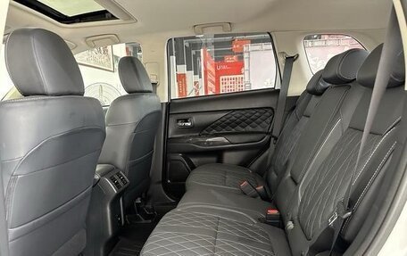 Mitsubishi Outlander III рестайлинг 3, 2021 год, 2 100 000 рублей, 6 фотография