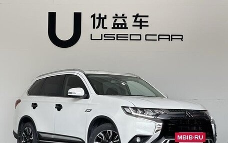 Mitsubishi Outlander III рестайлинг 3, 2021 год, 2 100 000 рублей, 2 фотография
