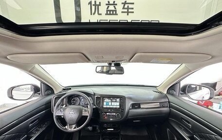 Mitsubishi Outlander III рестайлинг 3, 2021 год, 2 100 000 рублей, 5 фотография