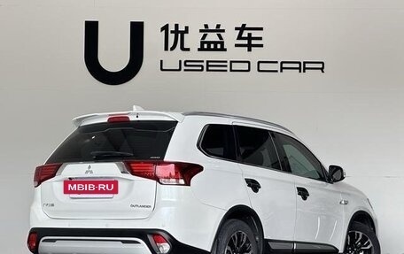 Mitsubishi Outlander III рестайлинг 3, 2021 год, 2 100 000 рублей, 3 фотография